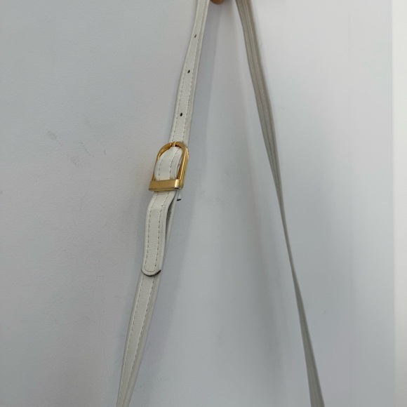 Vintage 1980s white leather shoulder bag with mixed metal hardware - Picture 5 of 9